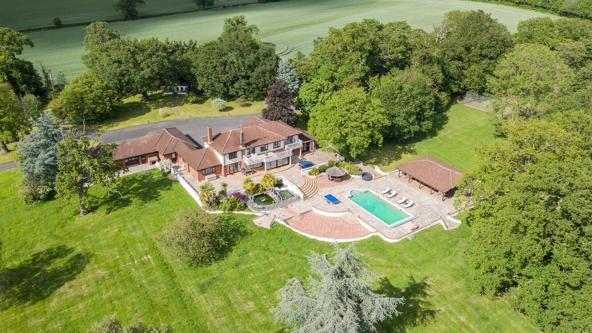 South Mimms Villa | Spacious N.London Mansion w/Heated Pool, Games Room, Pool House & Tennis Court