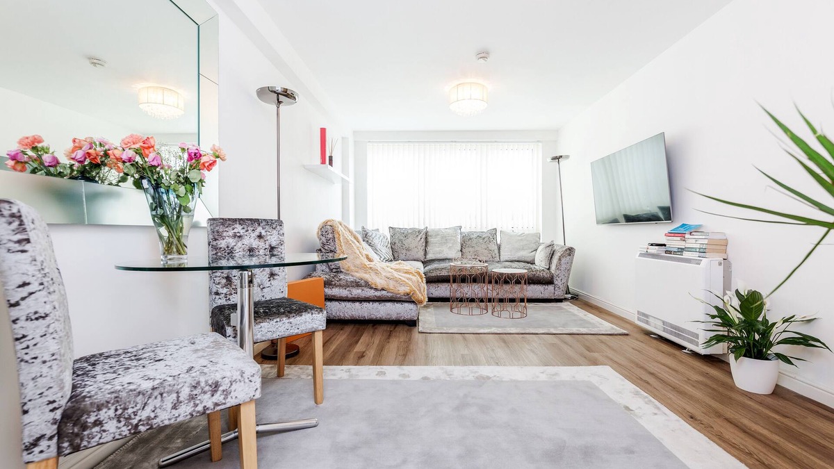 St. Mary's Park Apartment | | Spacious n' Modern One Bed Riverside Apartment |