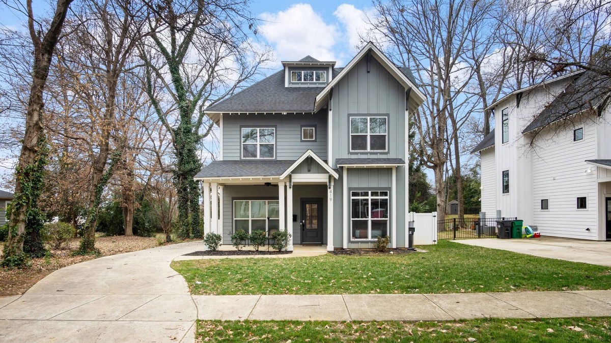 Charlotte House | Spacious New 5-bedroom house in tranquil Charlotte with backyard