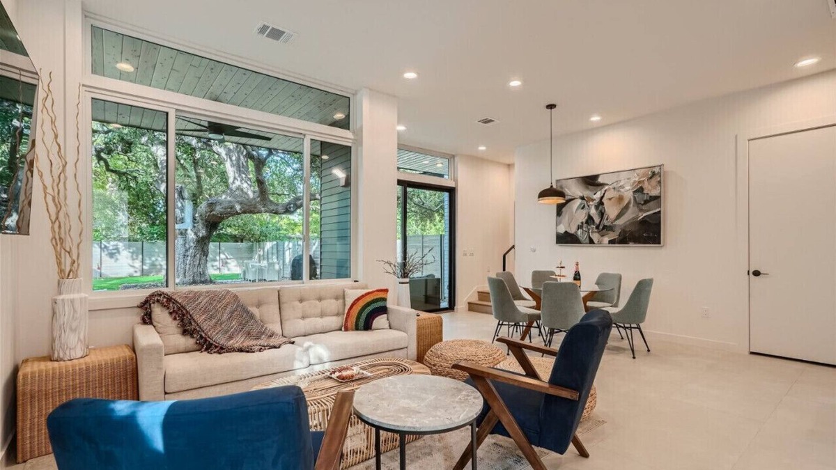 South Manchaca House | Spacious New Build / Group Retreat / Bocci Ball Court!
