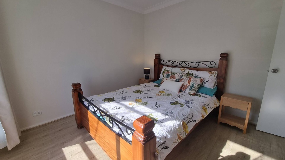 Sunshine North House | Spacious & Newly Home 15min to Airport& CBD. Free Parking/WI-FI. Sunshine North