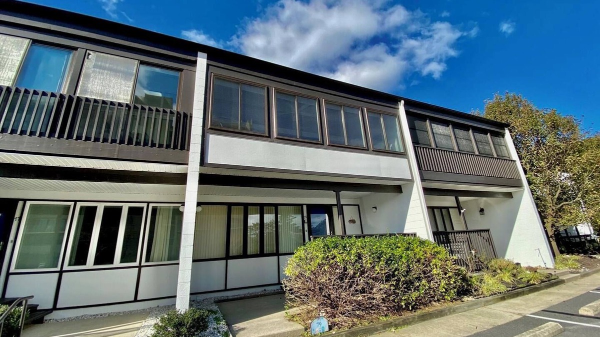 North Shores House | Spacious North Shores Townhome: Steps to Beach, Pool, Tennis, & Playground!