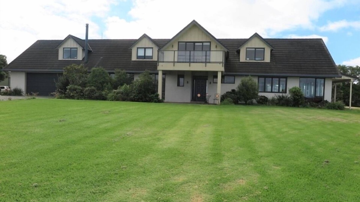 Tawharanui Cottage | Spacious, modern, tranquil, convenient, great location with sea views & bush.