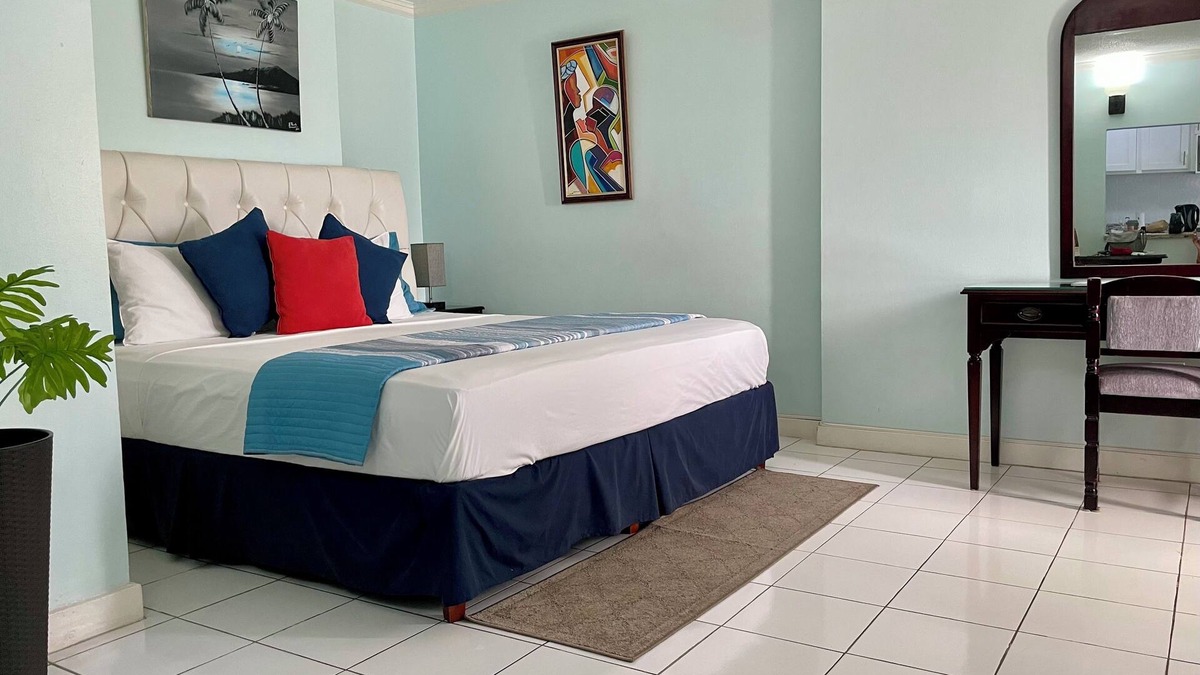Ocho Rios Apartment | Spacious Ocho Rios Beach Apt with A/C, Cable TV, WiFi, Kitchen, Pool & View