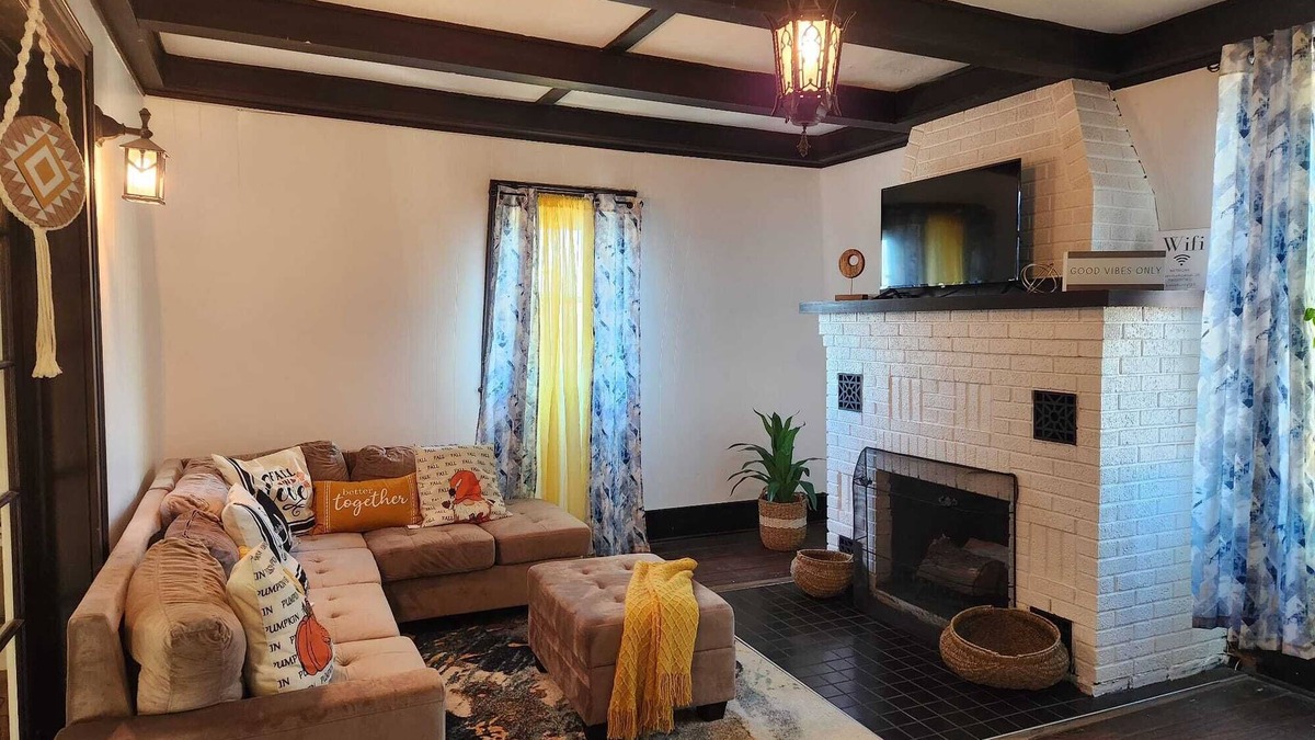 Newtonville Apartment | Spacious Old English style with a modern theme