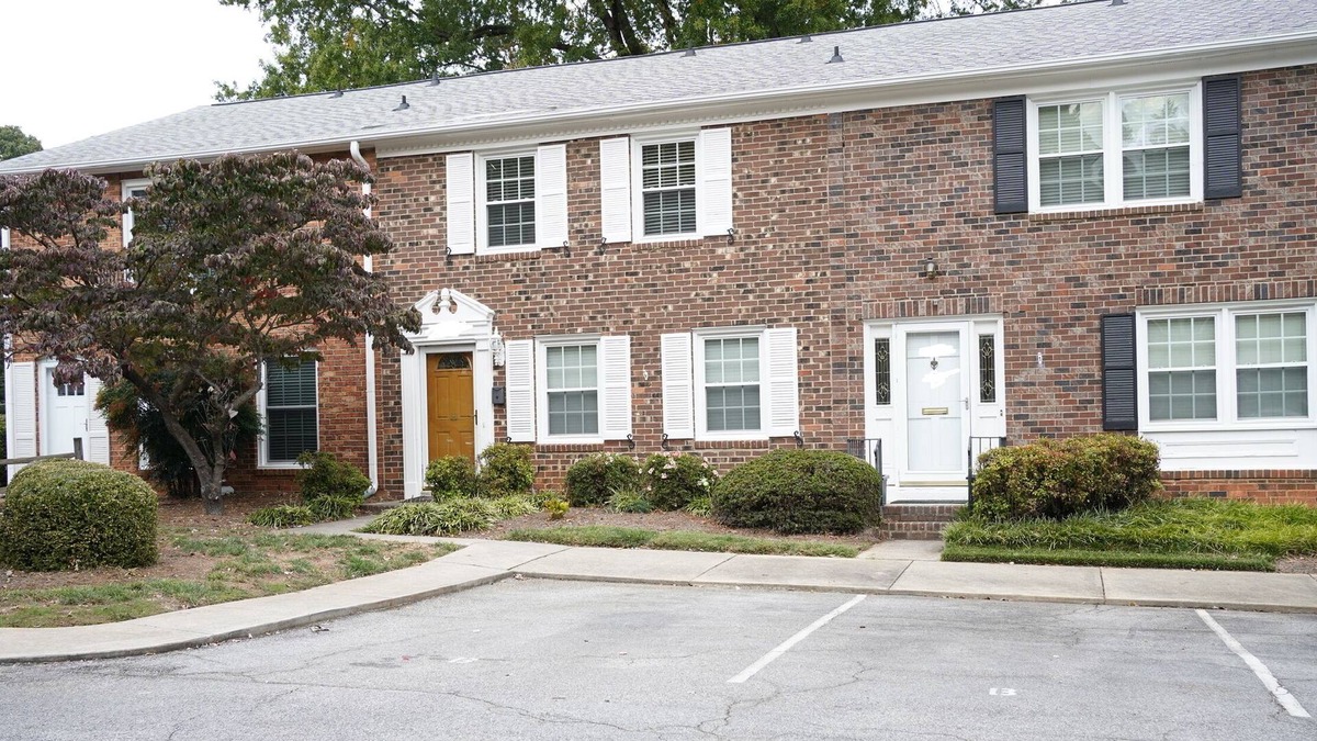 Greensboro House | Spacious on Battleground + pool