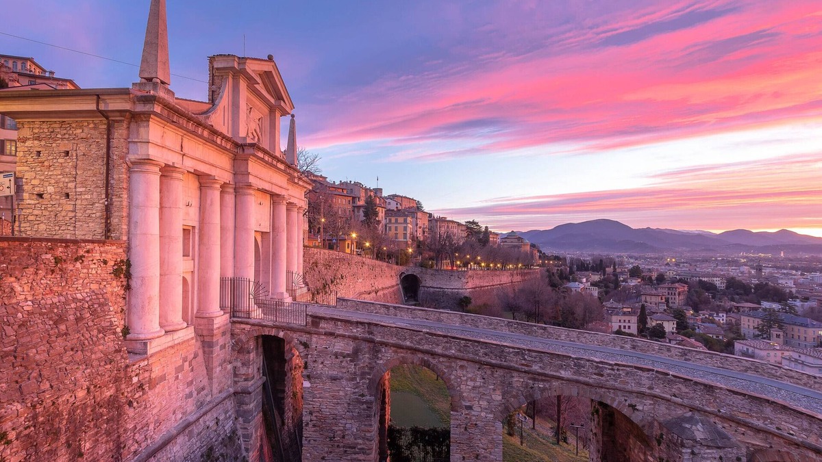 Bergamo Apartment | Spacious one-bedroom apartment with garage, wifi and washing machine, in serviced area