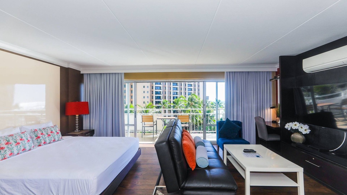 Waikiki Condo | Spacious One Bedroom Harbor View Condos at Ilikai Marina With Private Balcony