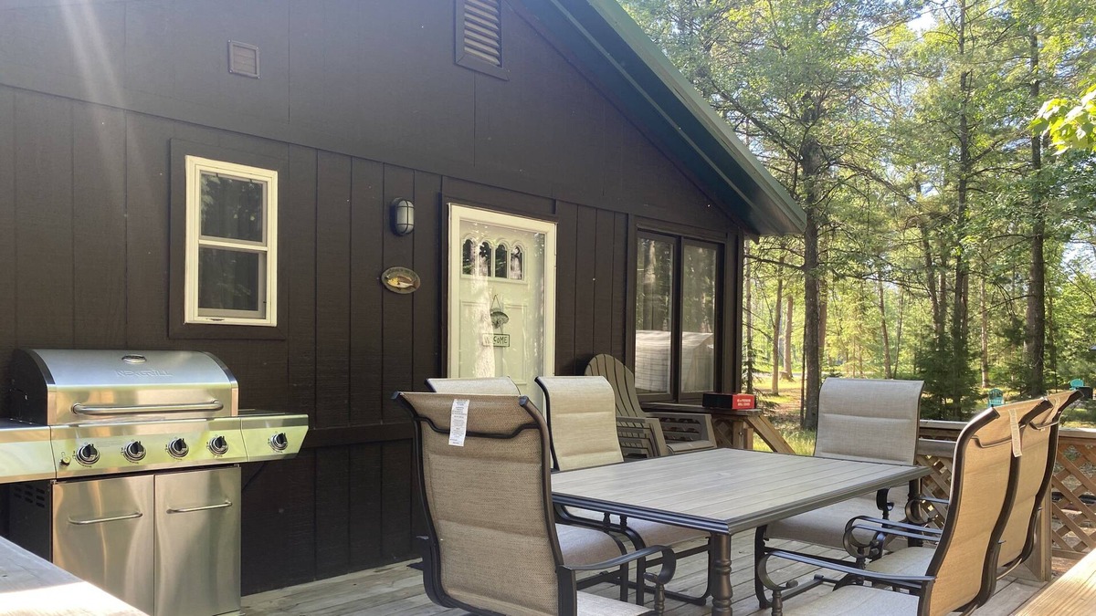 Higgins Lake Cottage | Spacious Peaceful 1 Bedroom cabin, wooded lot, Near Higgins Lake, new to VRBO.