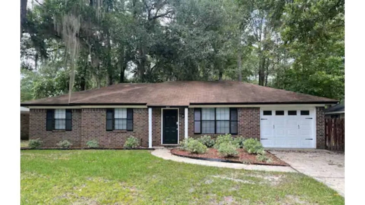 Hinesville House | Spacious & Peaceful | ♛3 Beds, Backyard, location