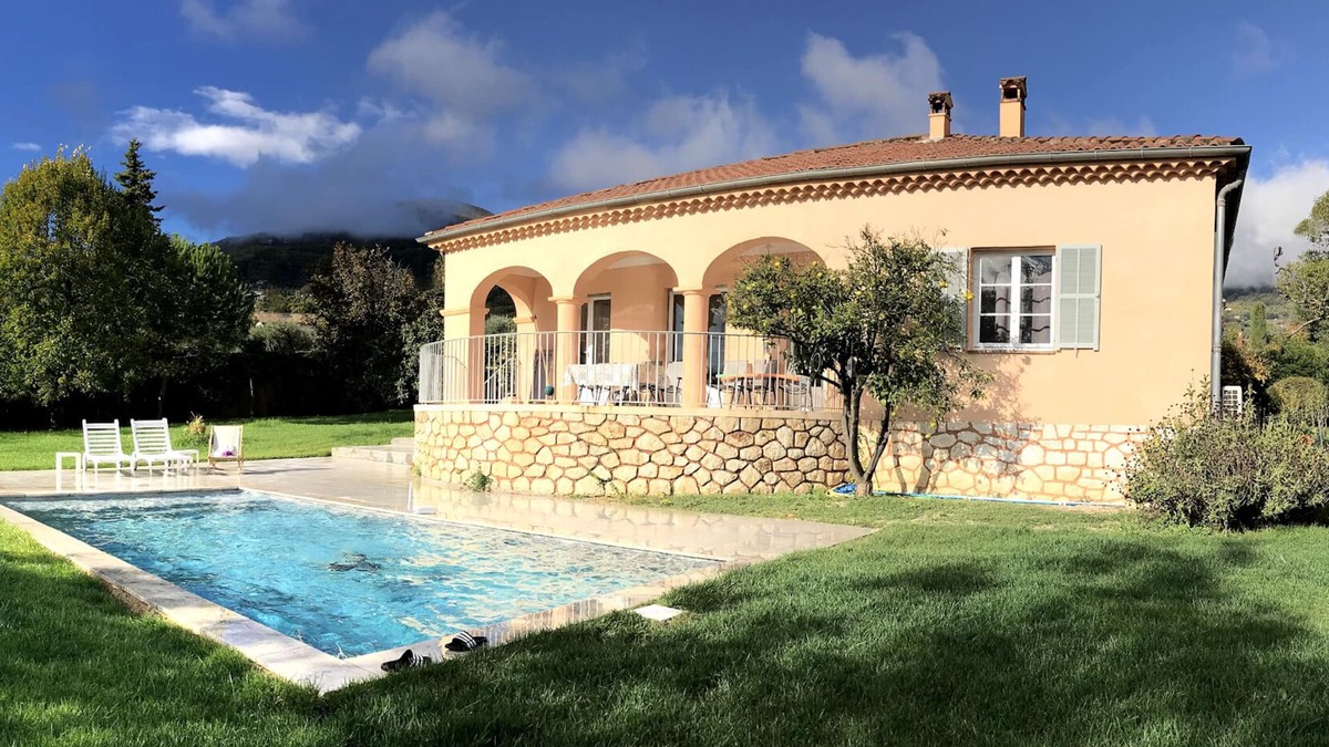 Vence Villa | Spacious pet friendly villa with large garden, swimming pool and 3 a/c bedrooms