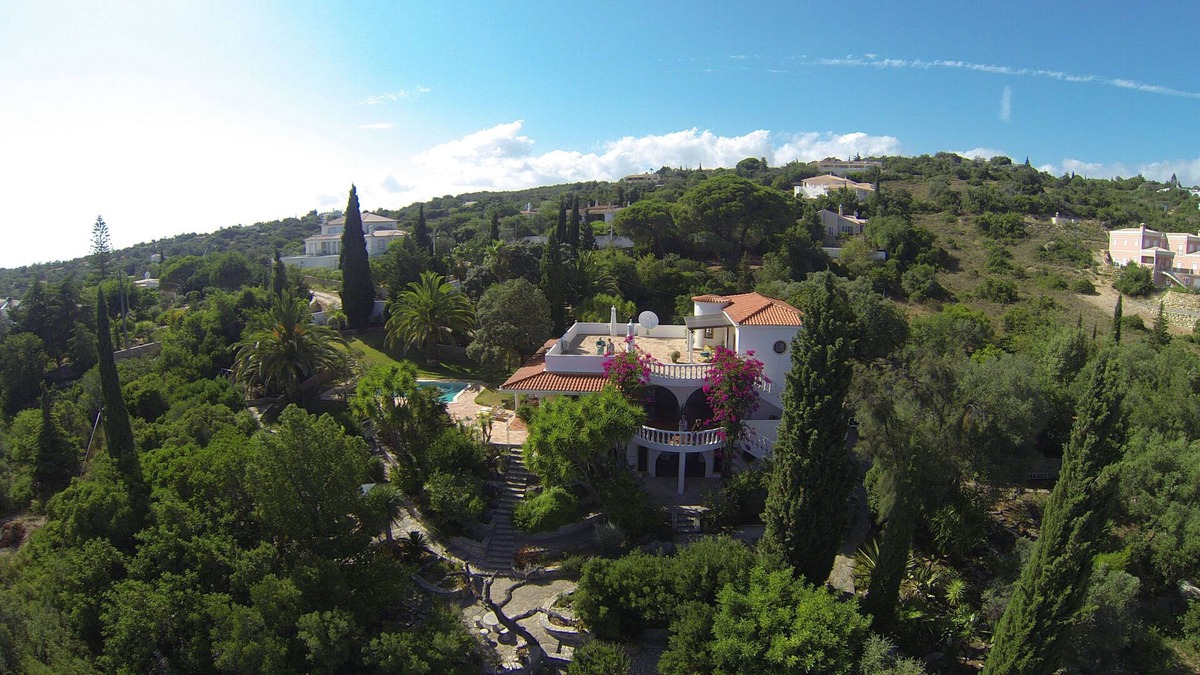 Quinta das Raposeiras Villa | Spacious, Pool Villa, southern slope location with stunning sea views free Wi-Fi train.