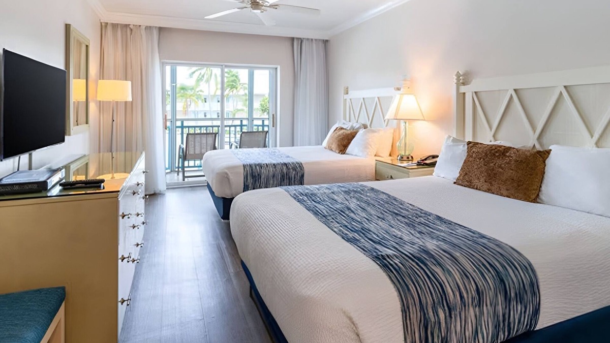 Captiva Hotel | Spacious Poolside Unit w/Balcony | Free Parking | Outdoor Swimming Pool