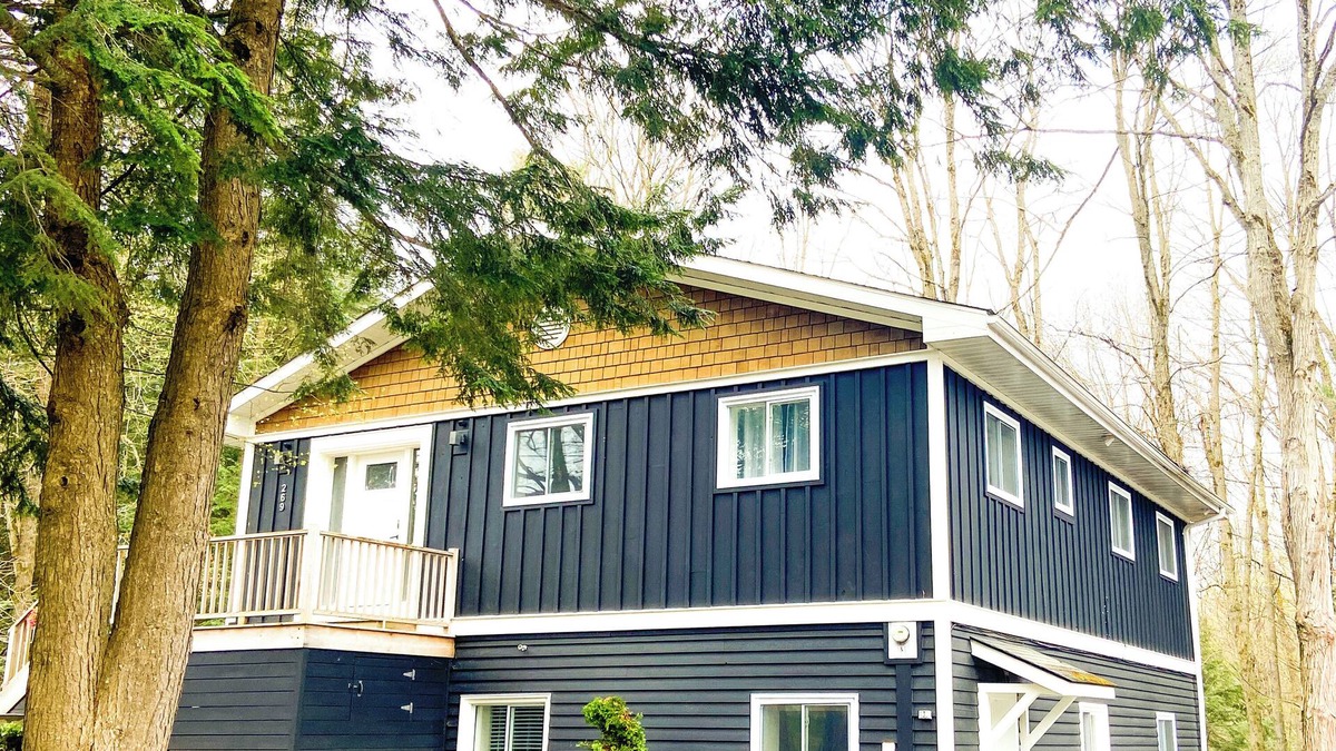 Bracebridge Apartment | Spacious Private Comfort, EV Charger, Pet OK, Lg Fenced Backyard, Firepit, BBQ