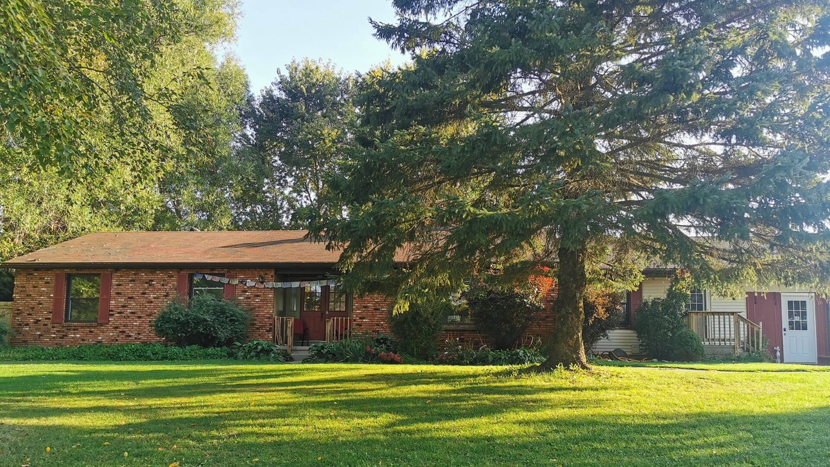 Centre Wellington House | Spacious & Private Country Bungalow - Pet Friendly