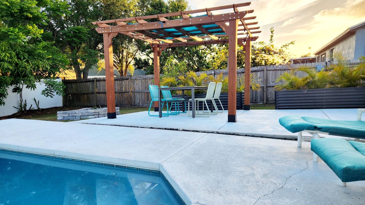 Lakeland House | Spacious Private Family Home with Pool