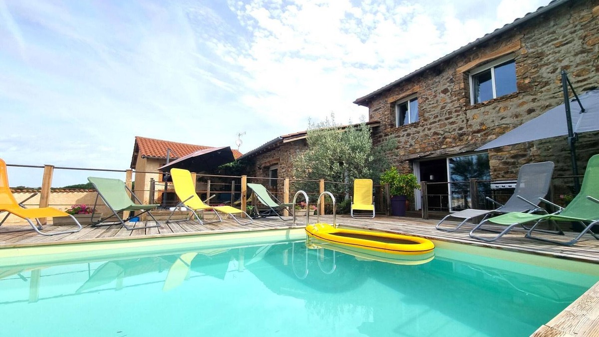 Neronde Cottage | Spacious property with non-heated pool near Roanne