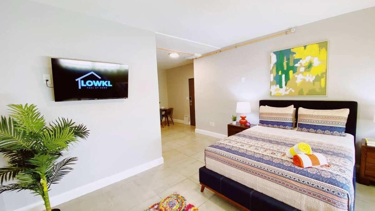 South Beach Hotel | Spacious Queen Studio | 1 Block from Beach | Free Perks