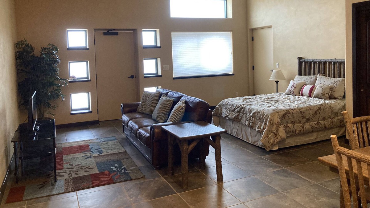 Marvel Apartment | Spacious Queen Studio! Bring your horses and dogs!