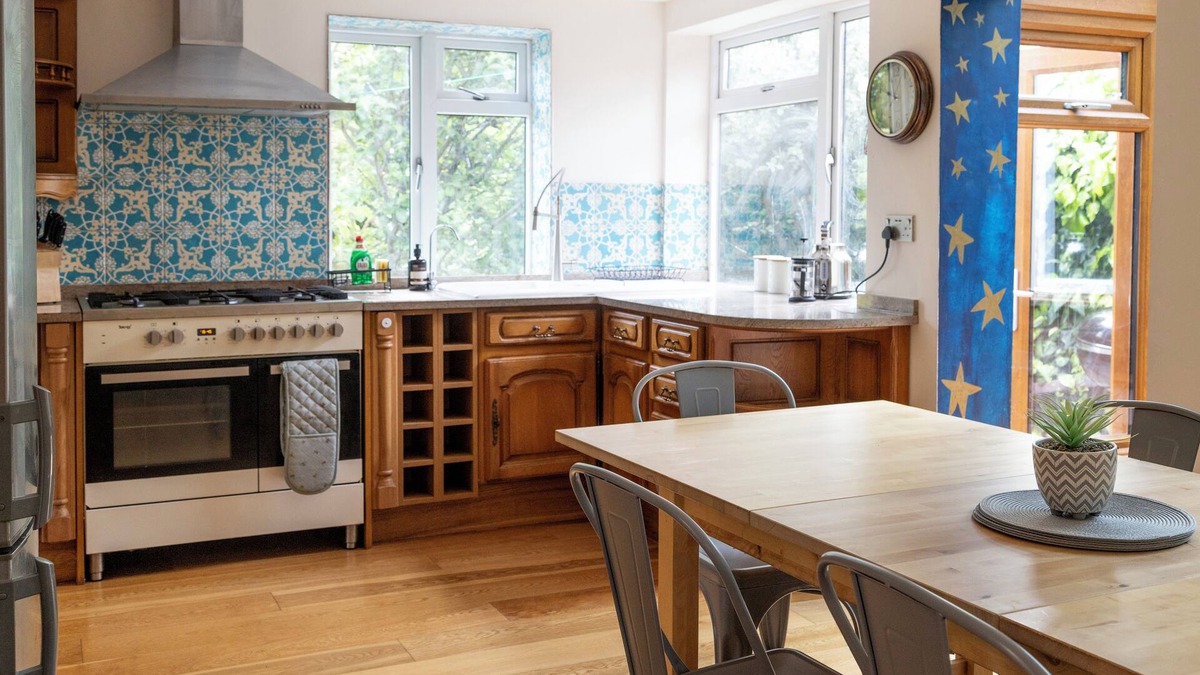 Frome House | Spacious radiant 4 bed home - 10 minute walk to Frome town centre