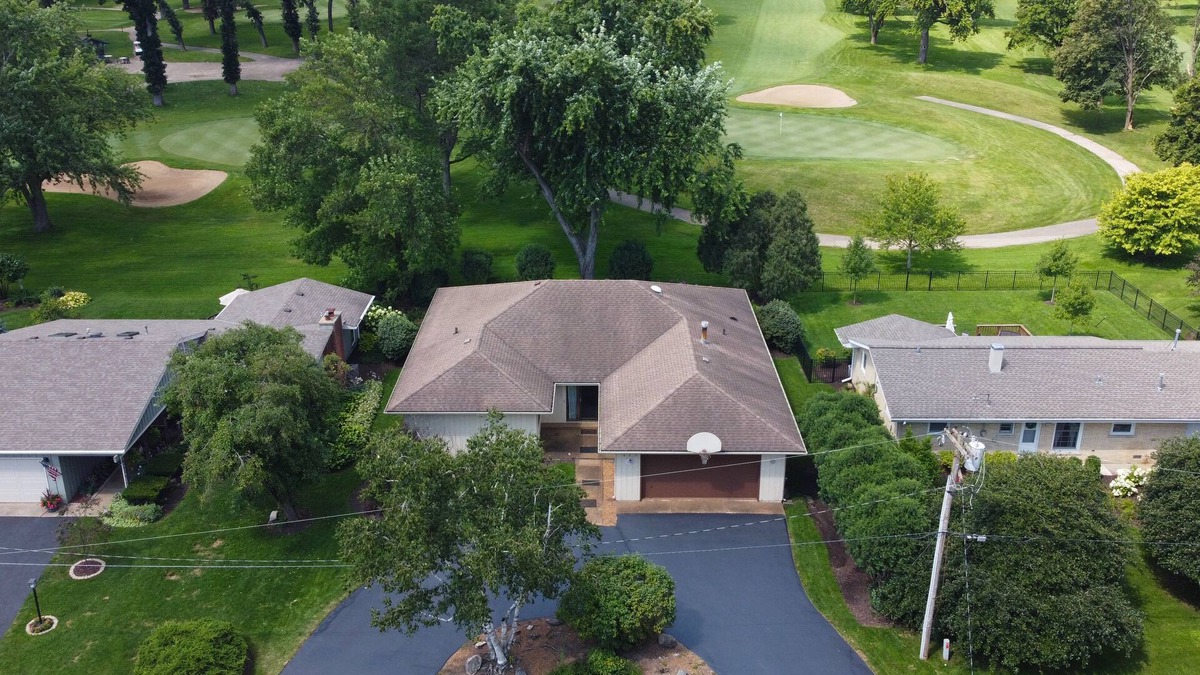 McHenry House | Spacious Ranch blocks away from downtown McHenry