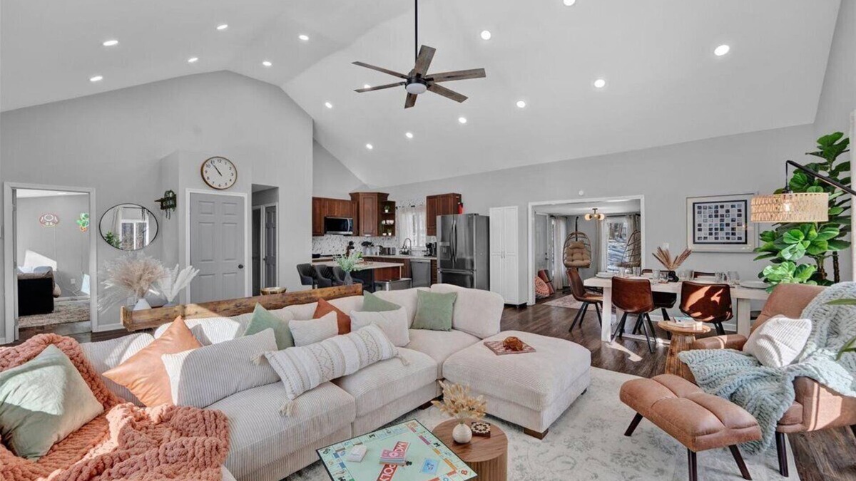 Tobyhanna House | Spacious Ranch Getaway HotTub 2 KingBeds DogFriendly Arcade 75" 4K TVs