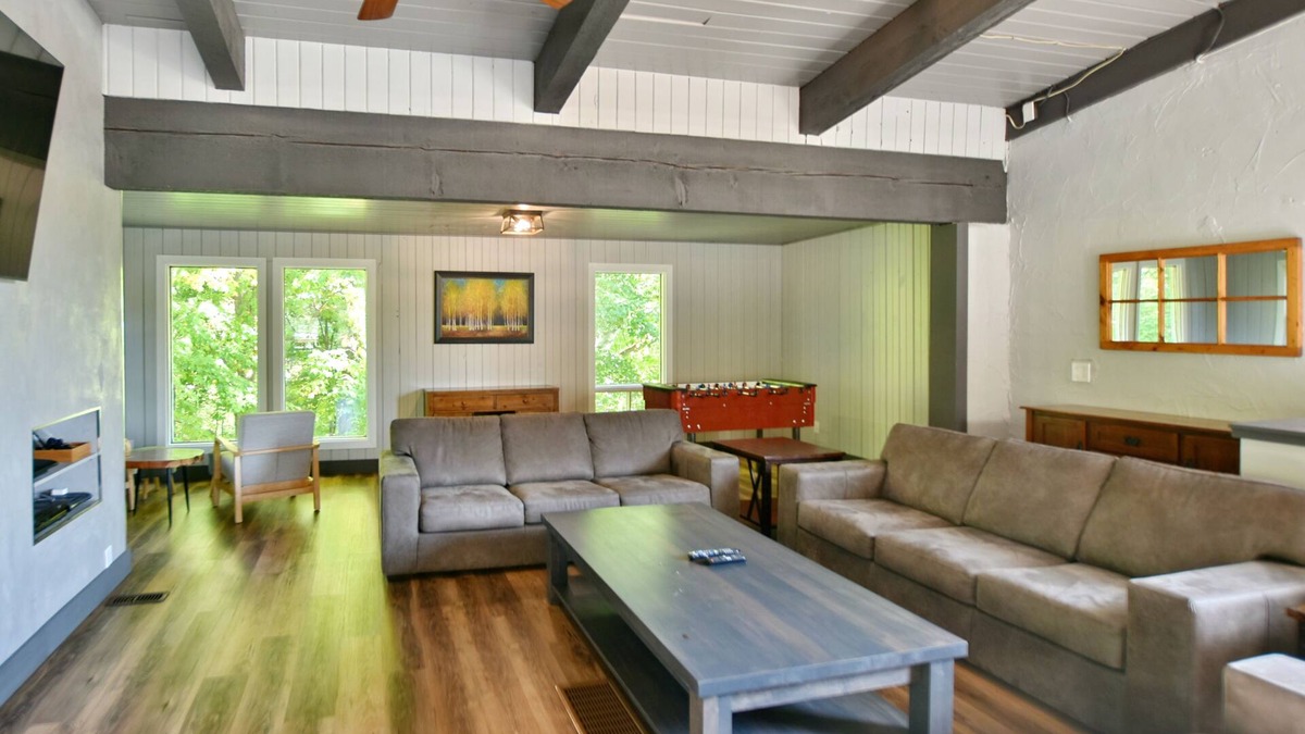 The Blue Mountains Ski Chalet | Spacious & Relaxing Chalet close to Blue Mountain Ski resort. Dog-friendly!
