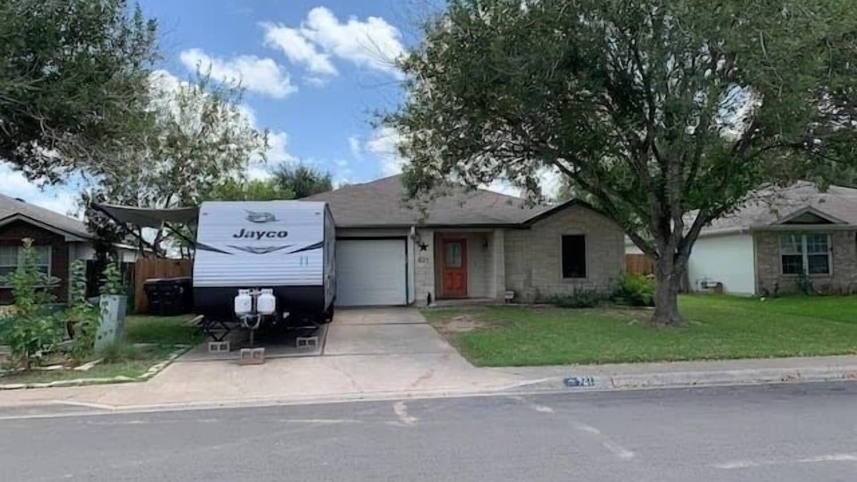 Kyle House | Spacious, Relaxing, Kyle Home with a Pool Table!
