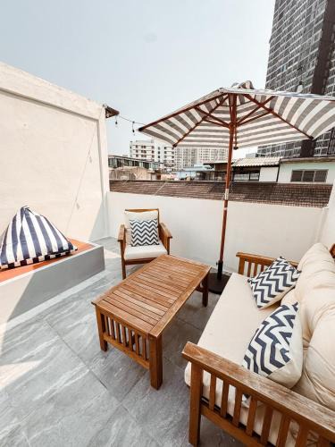 Phra Khanong Nuea House | Spacious Relaxing Townhouse with Rooftop in Ekamai