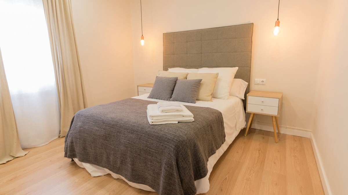 Logrono City Centre Apartment | Spacious & Renovated 2BR Apt with Parking, Near Calle Laurel, Logroño