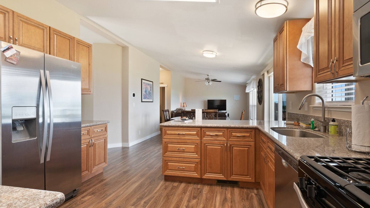 Garden City Cabin | Spacious rental with furnished deck & great views of the lake