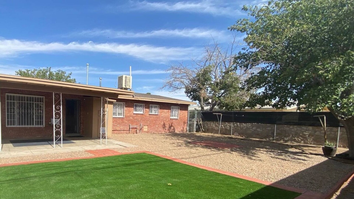 El Paso House | Spacious residential 3 bed 1 story w/ big backyard