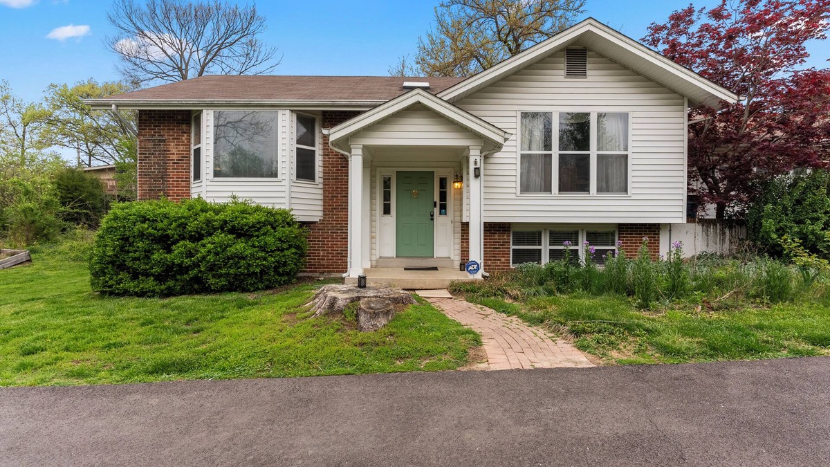 Olivette House | Spacious Retreat: Garden Serenity, Trampoline, Sleeps up to 11