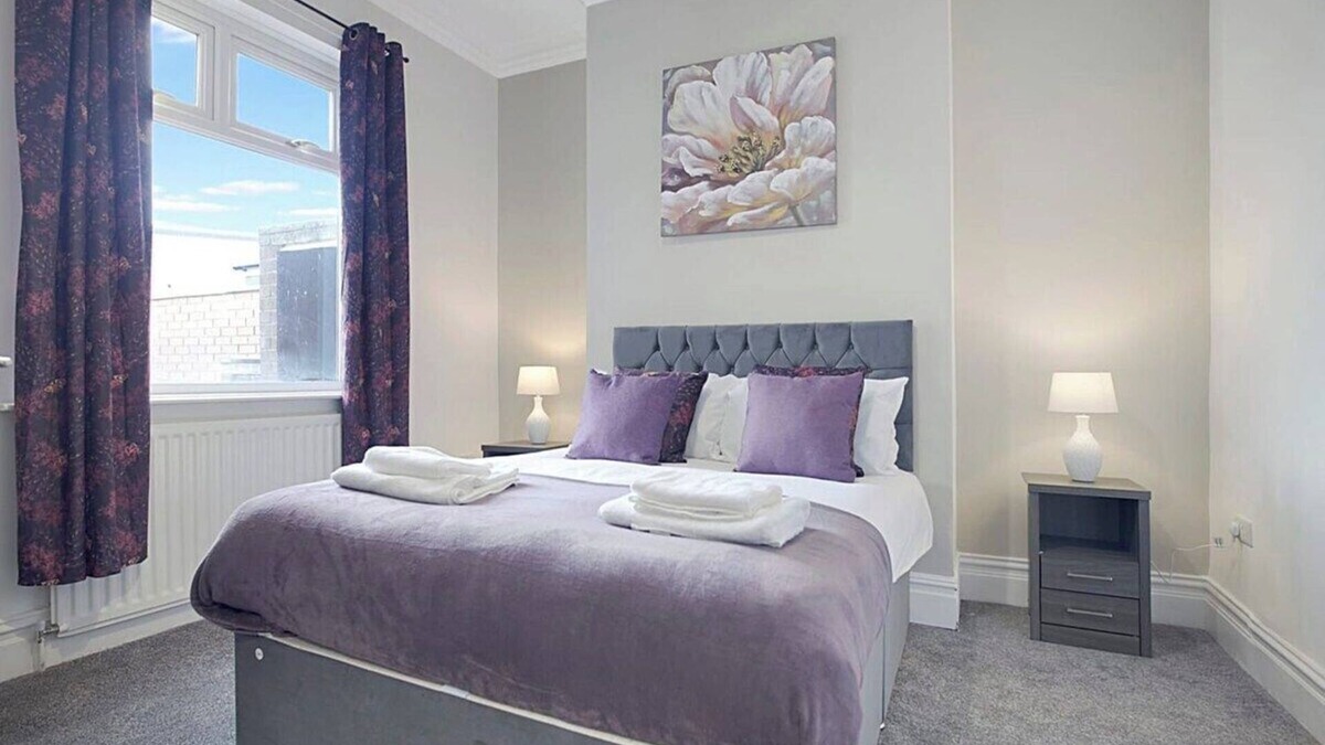 North Bitchburn House | Spacious Retreat with Backyard Bliss, Sleeps 7