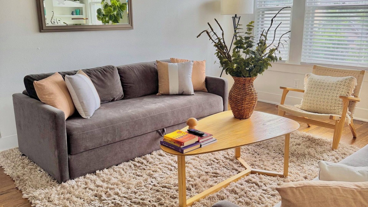 River Road Apartment | Spacious Retreat Near River Walk & The Pearl – 2BR, Ideal for Groups