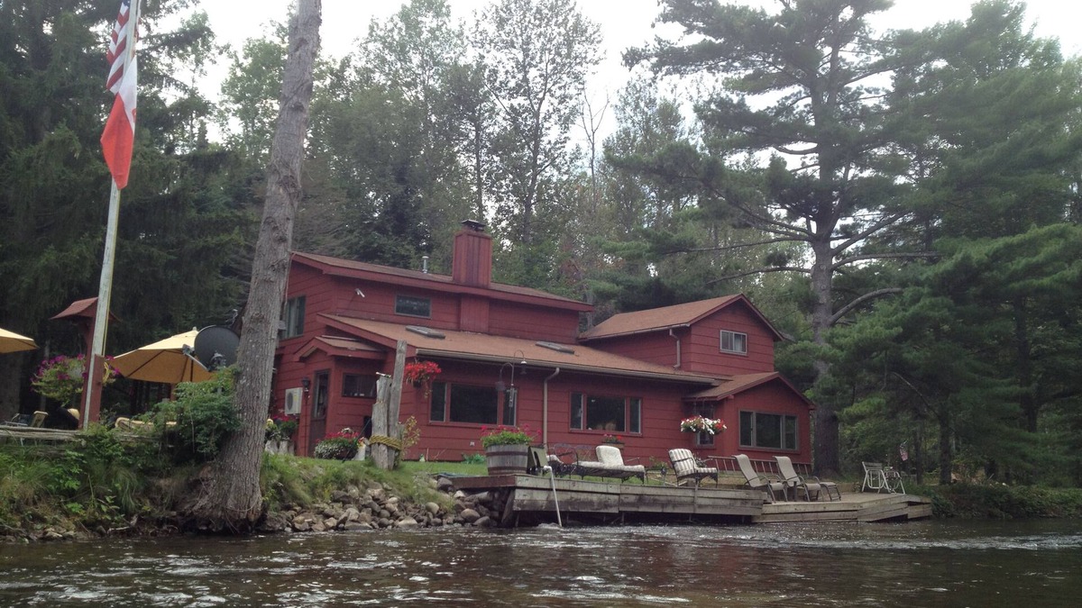 Mayfield House | Spacious Riverfront home. 10 Min to TC but far enough away from it all.