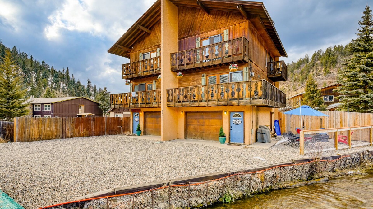 Red River House | Spacious riverside abode with double kitchens, washer/dryer, grill, & WIFI