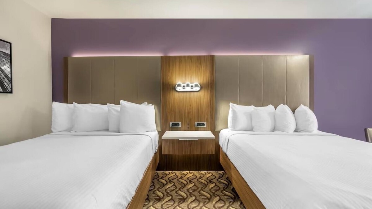 Inglewood Hotel | Spacious Room Close to LAX Airport – Great Home Base for Exploring LA