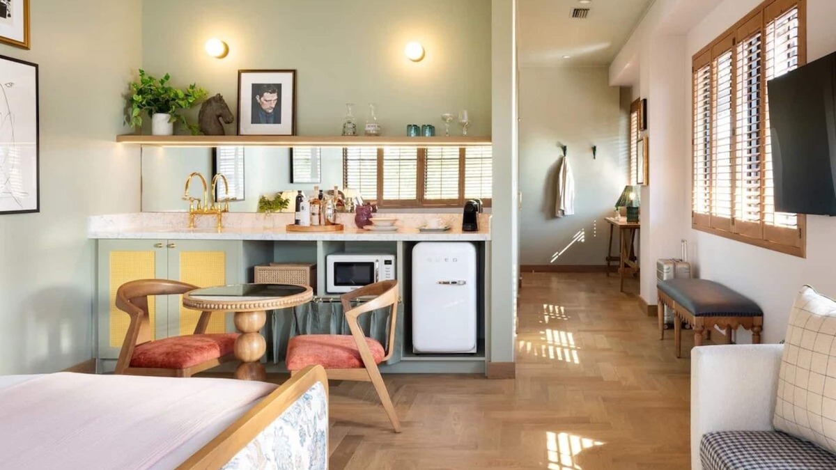 Hyde Park Hotel | Spacious Room Close to The Florida Aquarium, Bring Along Your Pets!