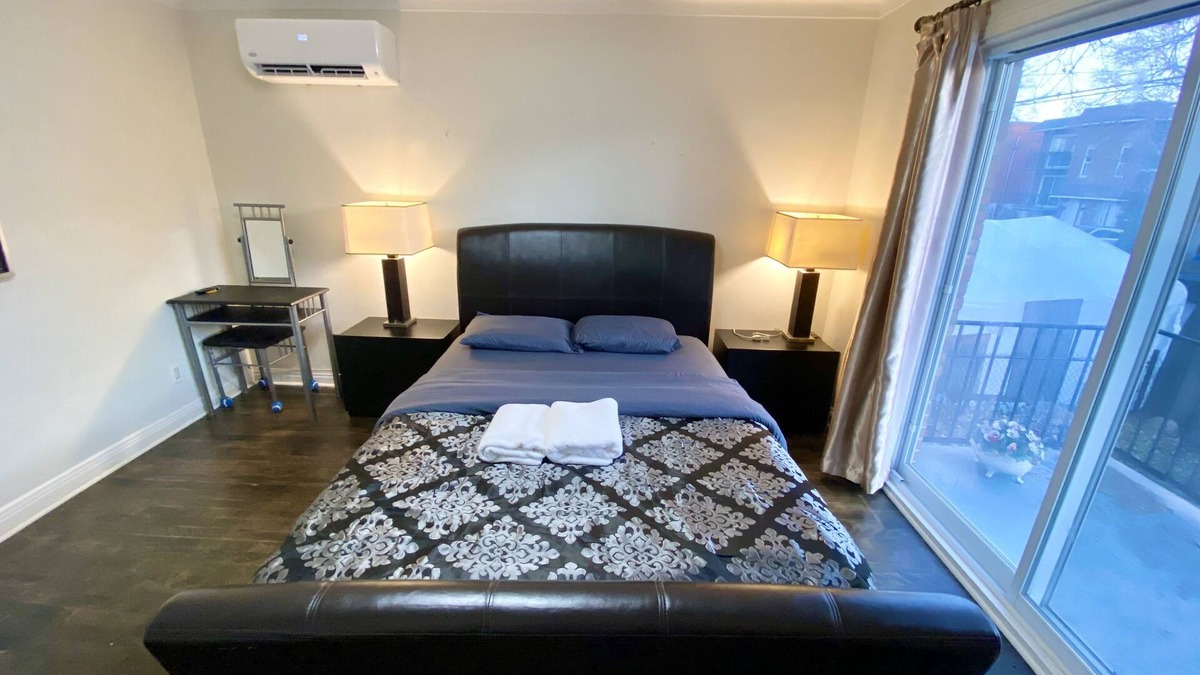 Cote-Des-Neiges—Notre-Dame-De-Grace Bed & Breakfast | Spacious Room w/Smart TV, NETFLIX