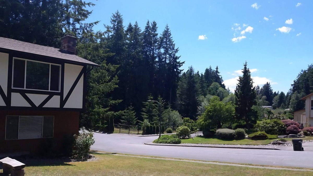 Lynnwood House | Spacious room with a private bathroom in a quiet house and a safe neighborhood