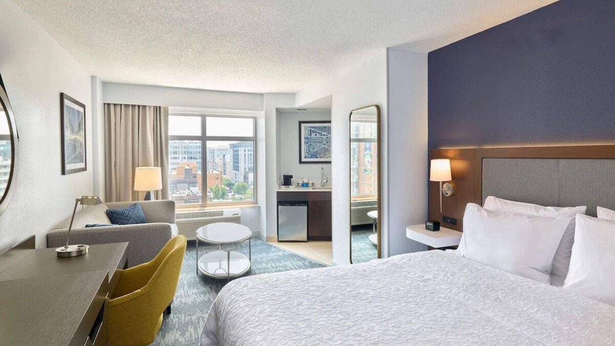 Mount Vernon Triangle Hotel | Spacious Rooms in D.C.: Near Convention Center & Metro Station
