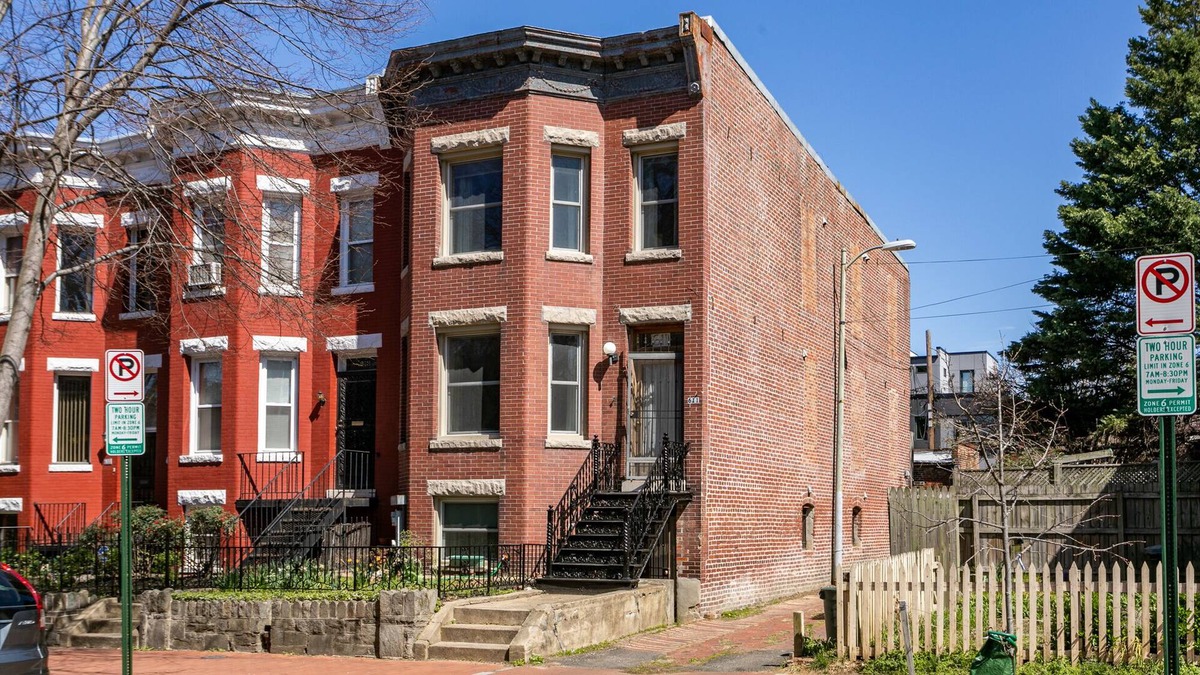 Stanton Park House | Spacious rowhome steps from the Capitol!
