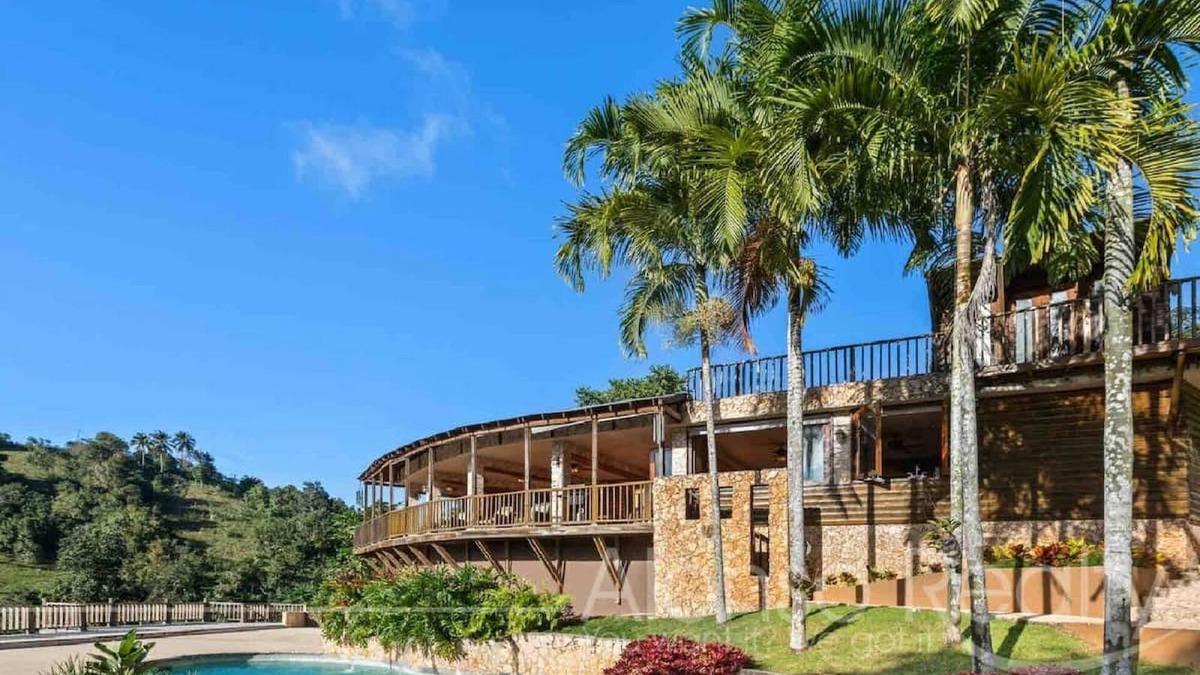 Lomas House | Spacious Rustic Hacienda with Private Pool.