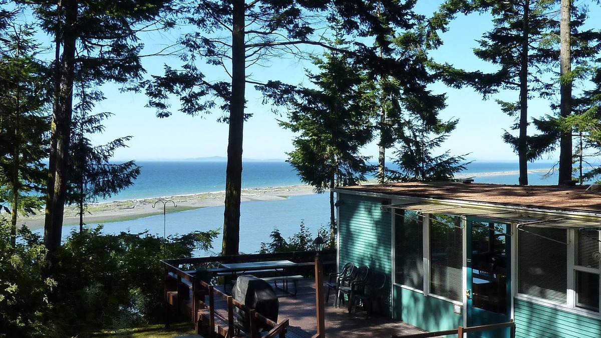 Sequim House | Spacious shorefront cabin with Dungeness National Wildlife Refuge views
