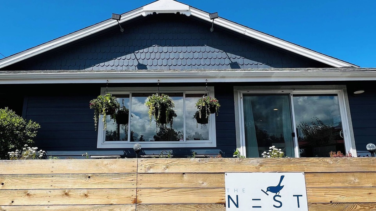Long Beach House | Spacious, short walk to the beach, downtown & eateries. Pets welcome. Sleeps 14!