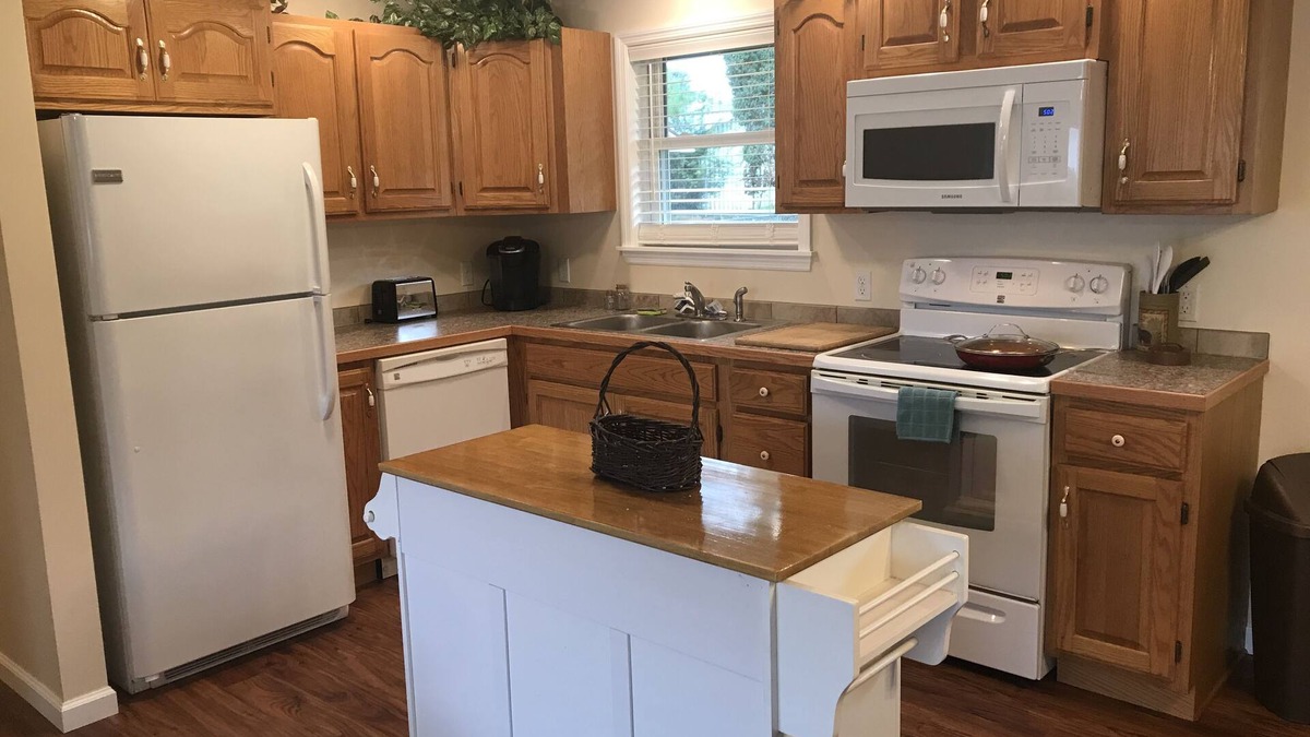 Cleveland House | Spacious Single-family King w/Big Shaded Yard