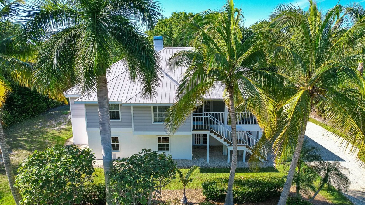 Gulf Ridge House | Spacious Single Family Home "Breaking Away" Steps from the Beach