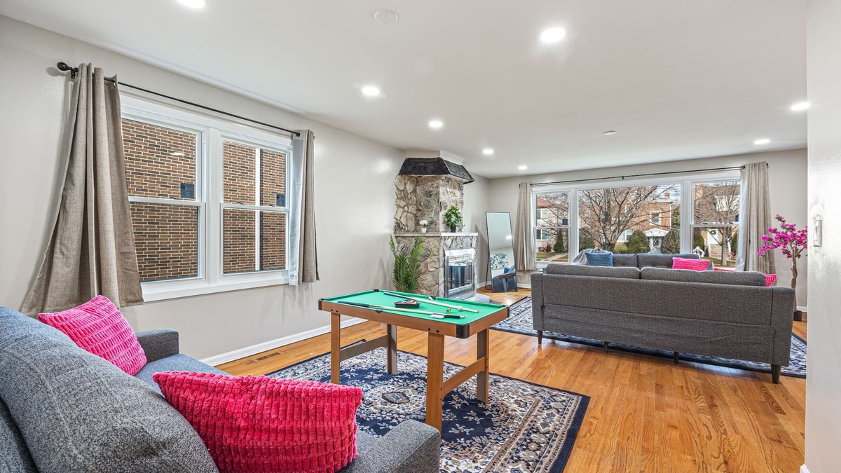 Skokie Apartment | Spacious Skokie Condo - 4 Beds!