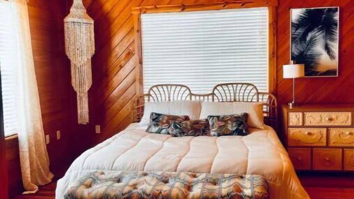 Valona House | Spacious Southern Coastal OASIS on 1.5 property with kayaks, bikes, BBQ!